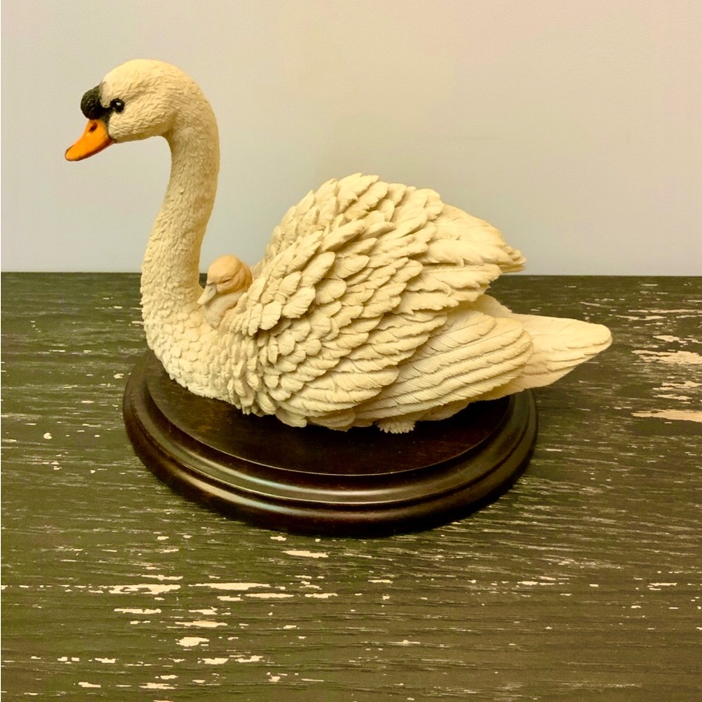 Vintage Country Artists Swan and Baby Cygnet Collector Statue Figurine w Stand - Picture 7 of 7